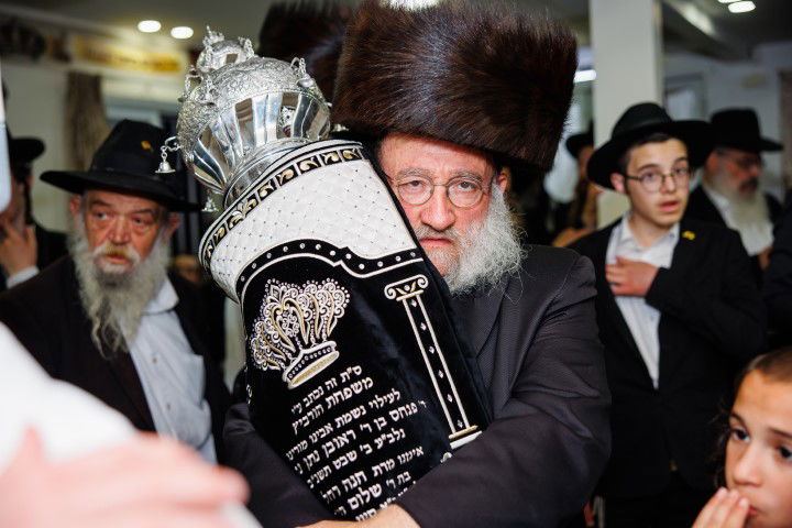 שישו ושמחו בביתר עילית: המונים בהכנסת ספר תורה לבית כנסת חב"ד