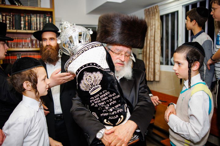 שישו ושמחו בביתר עילית: המונים בהכנסת ספר תורה לבית כנסת חב"ד