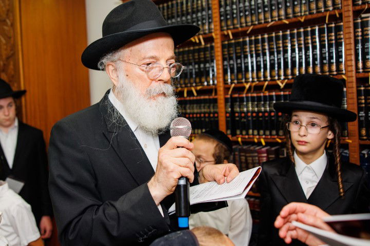 שישו ושמחו בביתר עילית: המונים בהכנסת ספר תורה לבית כנסת חב"ד