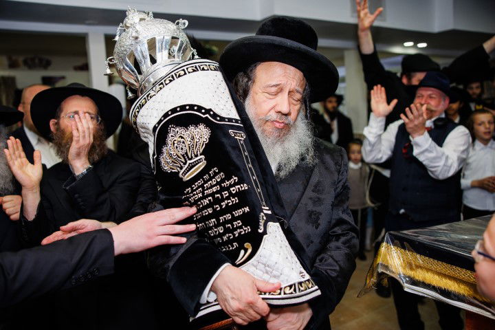 שישו ושמחו בביתר עילית: המונים בהכנסת ספר תורה לבית כנסת חב"ד