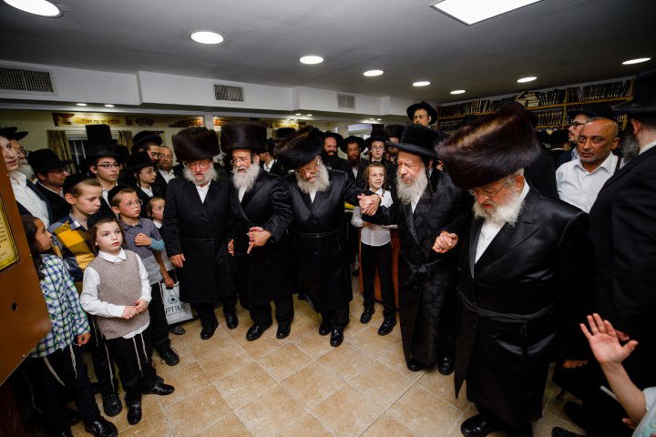 שישו ושמחו בביתר עילית: המונים בהכנסת ספר תורה לבית כנסת חב"ד