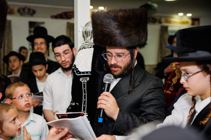 שישו ושמחו בביתר עילית: המונים בהכנסת ספר תורה לבית כנסת חב"ד