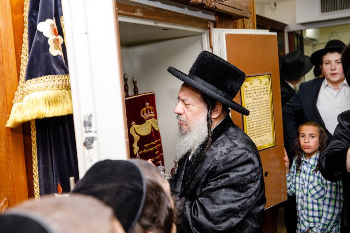 שישו ושמחו בביתר עילית: המונים בהכנסת ספר תורה לבית כנסת חב"ד