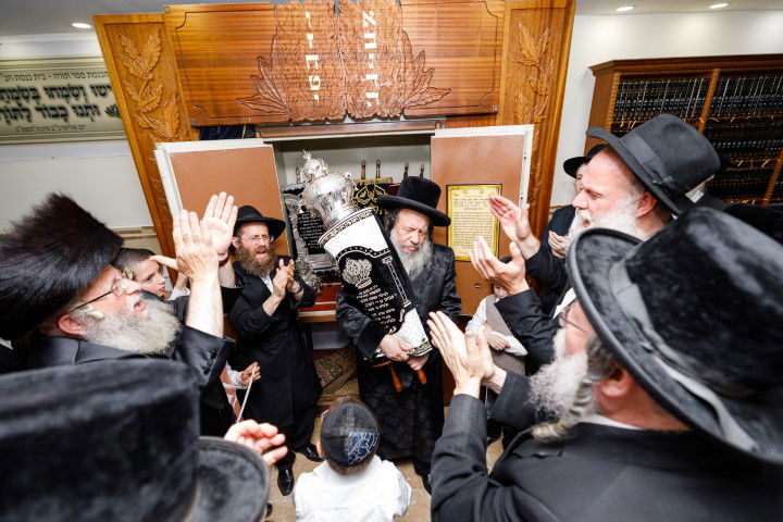 שישו ושמחו בביתר עילית: המונים בהכנסת ספר תורה לבית כנסת חב"ד