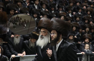 האדמו"ר מדושינסקיא עם חסידיו | בעיגול ובוידיאו: התוקף מנסה לדקור