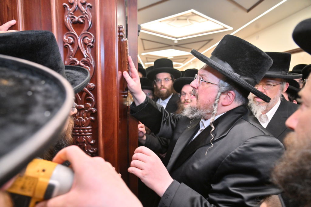 בעלזא: בן האדמו"ר קבע מזוזה בבית המדרש באשדוד