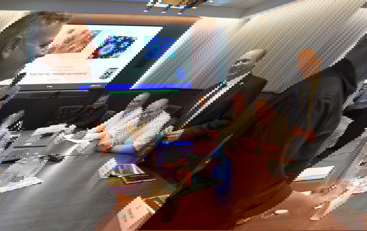 בנט מקבל אות הוקרה