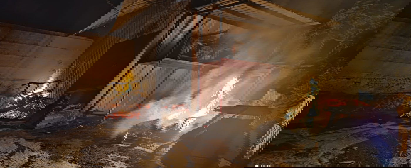 טרקטורים ומבנה חקלאי עלו באש; תיעוד