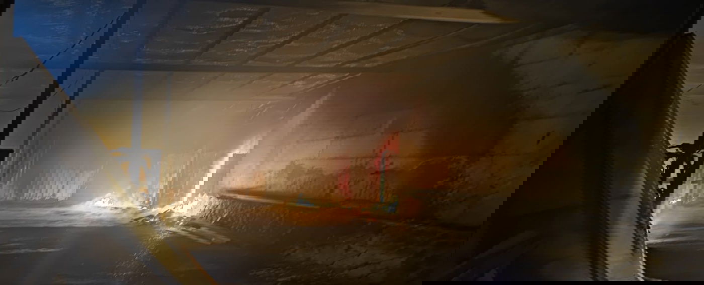 טרקטורים ומבנה חקלאי עלו באש; תיעוד