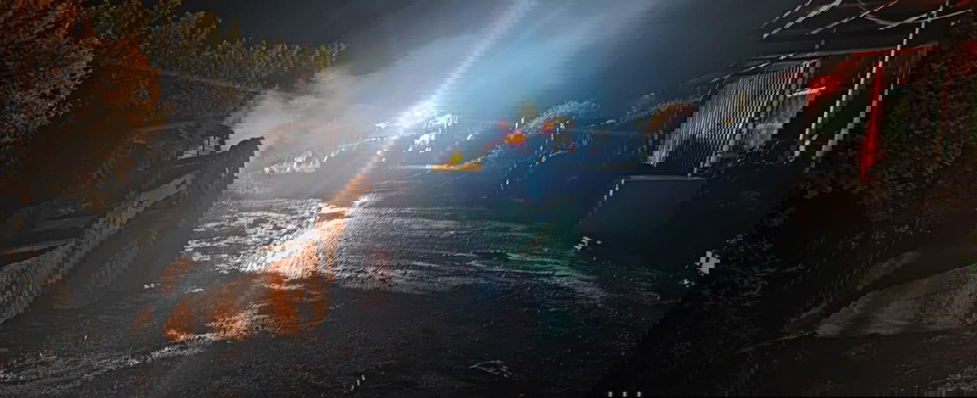 טרקטורים ומבנה חקלאי עלו באש; תיעוד