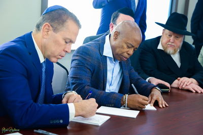 דרמה בניו יורק: ראש העיר היוצא אריק אדמס פורש מהמרוץ לראשות העיר