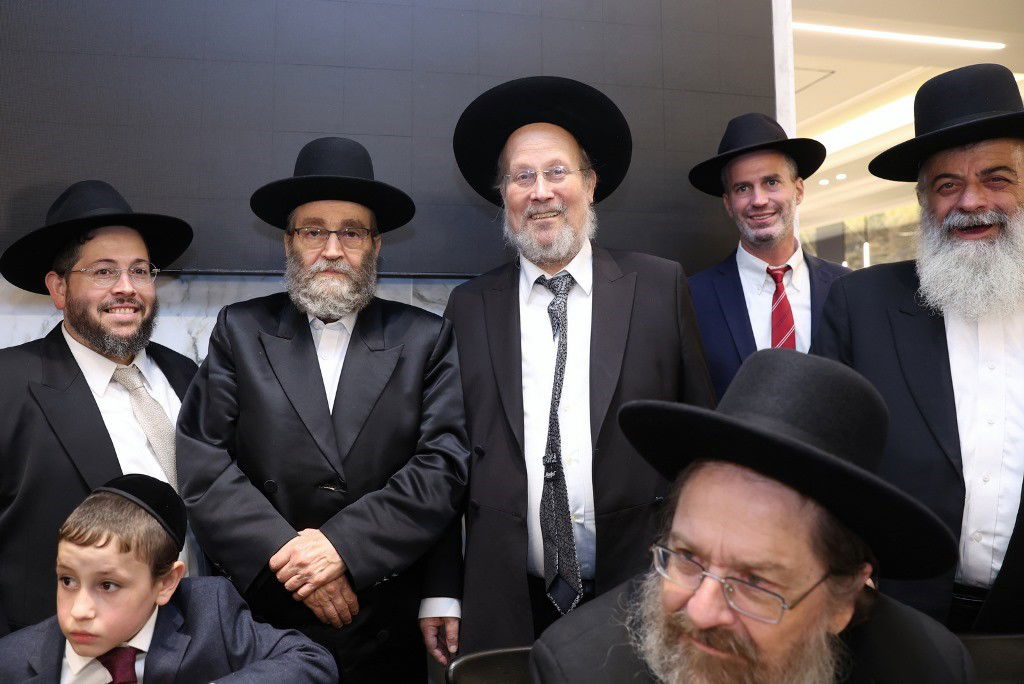 רבנים ופוליטיקאים בחתונת גפני • תיעוד ענק