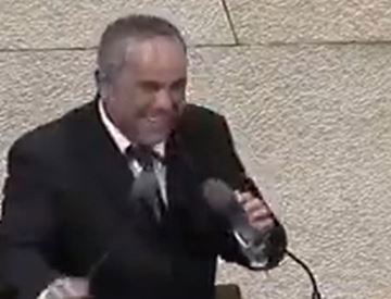 שטייניץ פורץ בצחוק