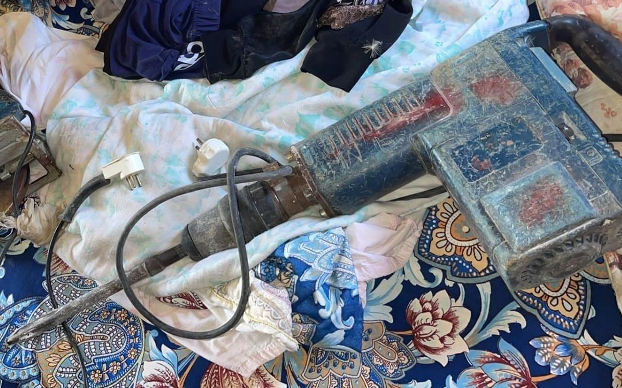 פרץ וגנב כלי עבודה בשווי של עשרות אלפי שקלים