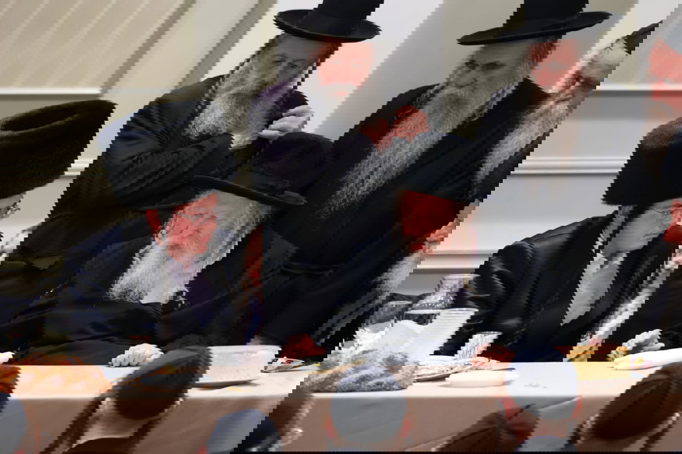 הרבי מגור בשבע ברכות לנכדת מנכ"ל החסידות