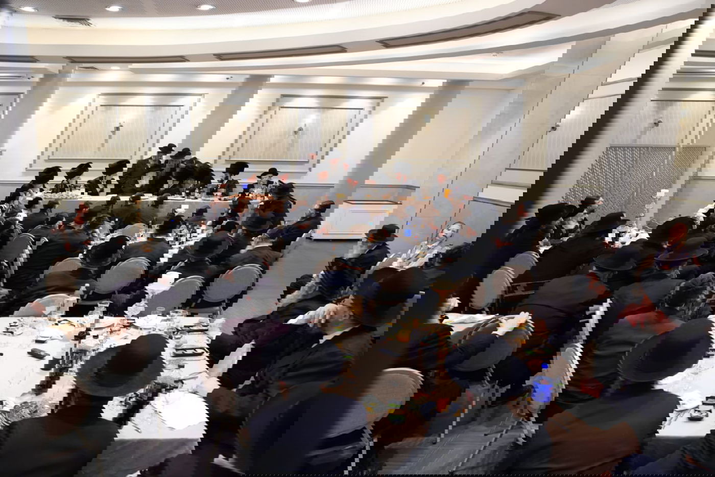 הרבי מגור בשבע ברכות לנכדת מנכ"ל החסידות