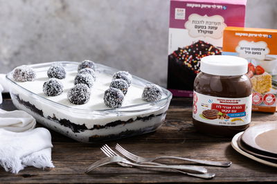 עוגת ביסקוויטים וכדורי שוקולד של רמי לוי