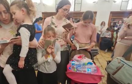 קורע לב: אמו ואחיותיו של מוישי קליינרמן במירון • צפו