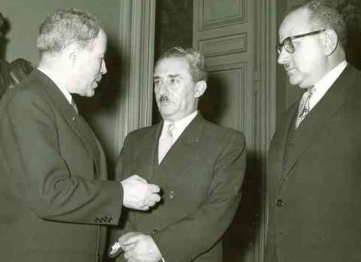 שר החוץ משה שרת משוחח עם שר החוץ של צרפת, 1955