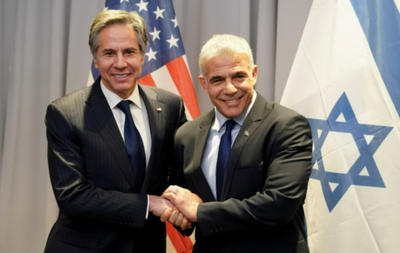 לפיד ובלינקן בפגישתם בלטביה