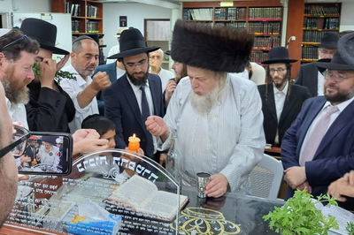 האדמו"ר מ"מבקשי אמונה" בהבדלה בחדרה