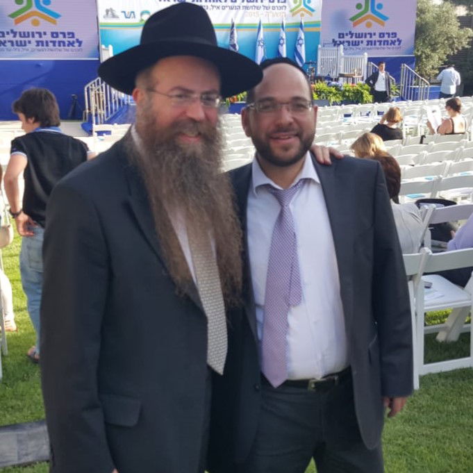 כותב השורות עם הרב וילהלם בקבלת פרס ירושלים לאחדות ישראל