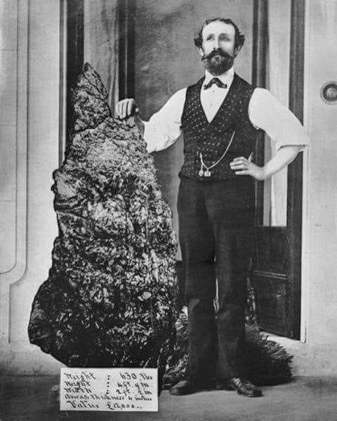 אדם מצטלם לצד גוש זהב ענק שמצא, במשקל כ-200 ק"ג