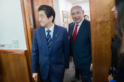 שינזו אבה בביקורו בישראל