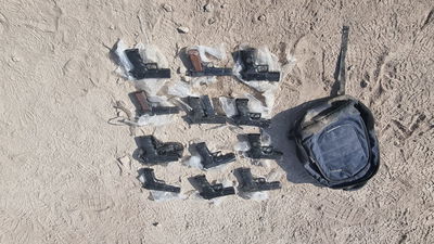 שני חשודים נעצרו ובידם 12 אקדחים שונים