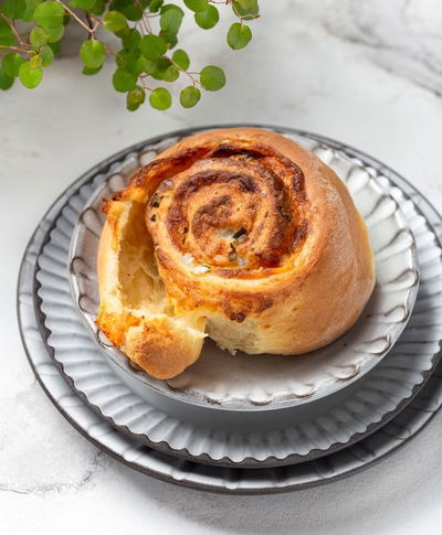 שבלולי שמרים במילוי גבינות ובצל ירוק