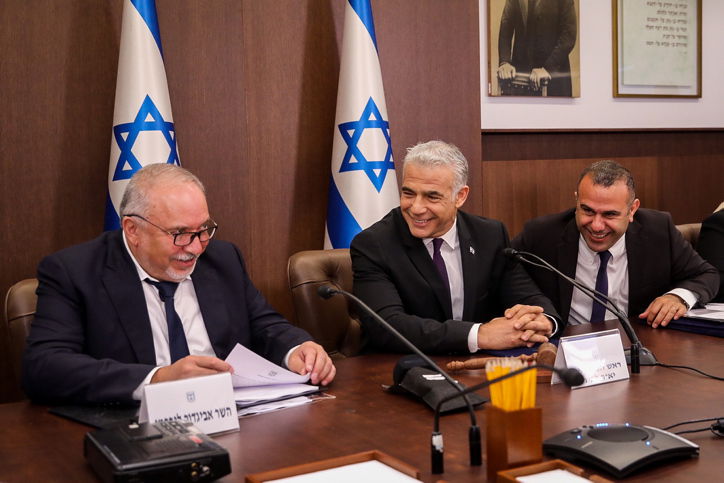 לפיד בישיבת הממשלה