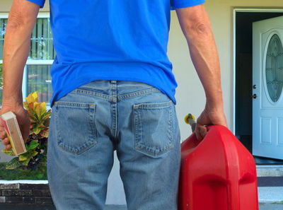 תיבת מתכת בראש: המוכר תקף את עורך דינו ונעצר