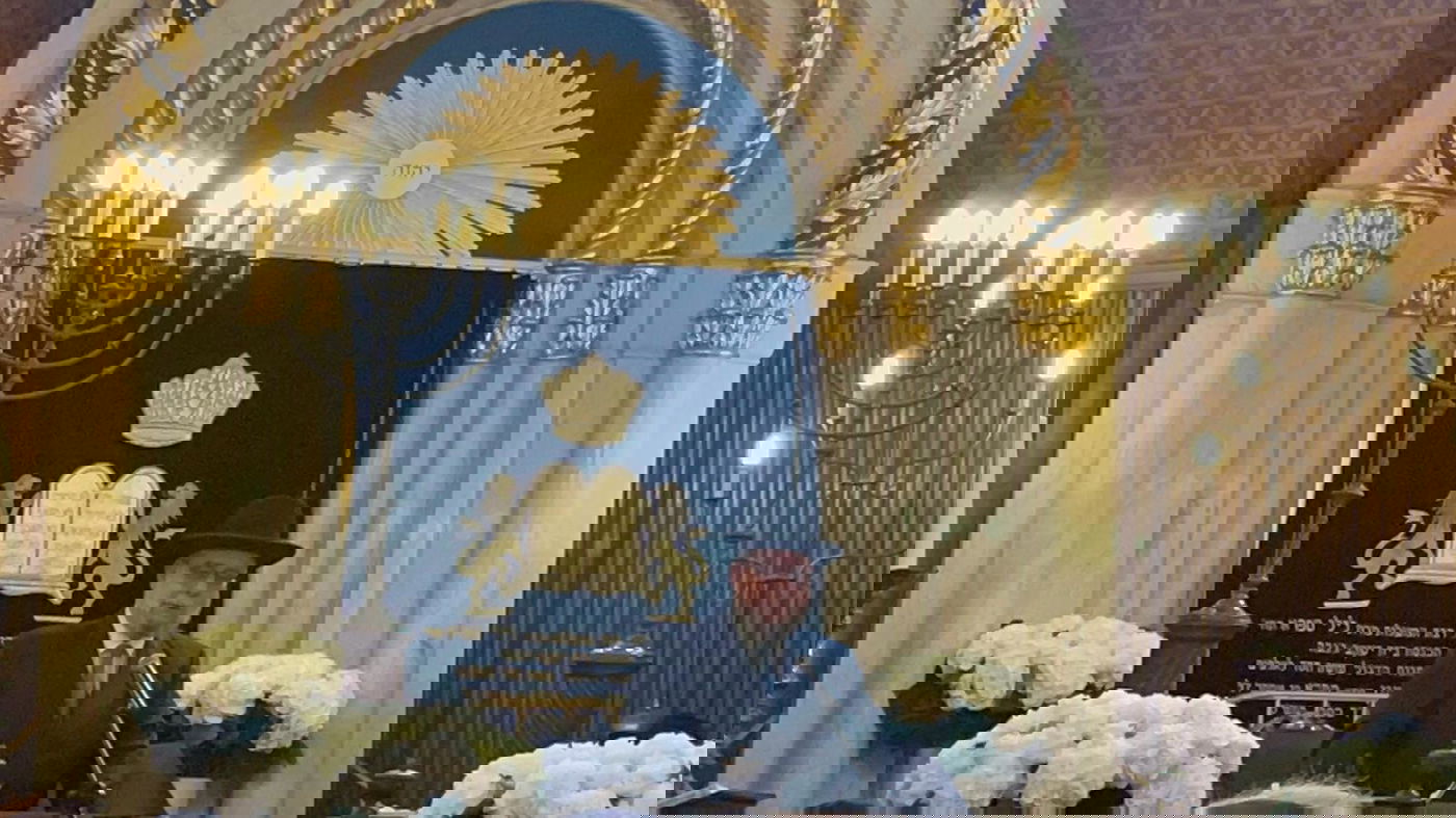 הגר"פ גולדשמידט הספיד את אשת המיליארדר • תיעוד