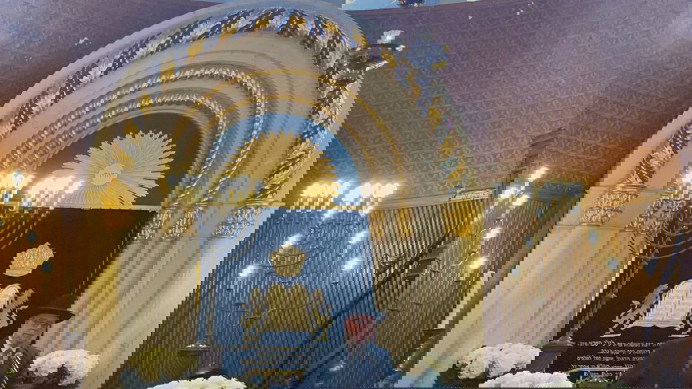 הגר"פ גולדשמידט הספיד את אשת המיליארדר • תיעוד