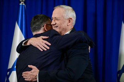 גנץ וסער, אתמול