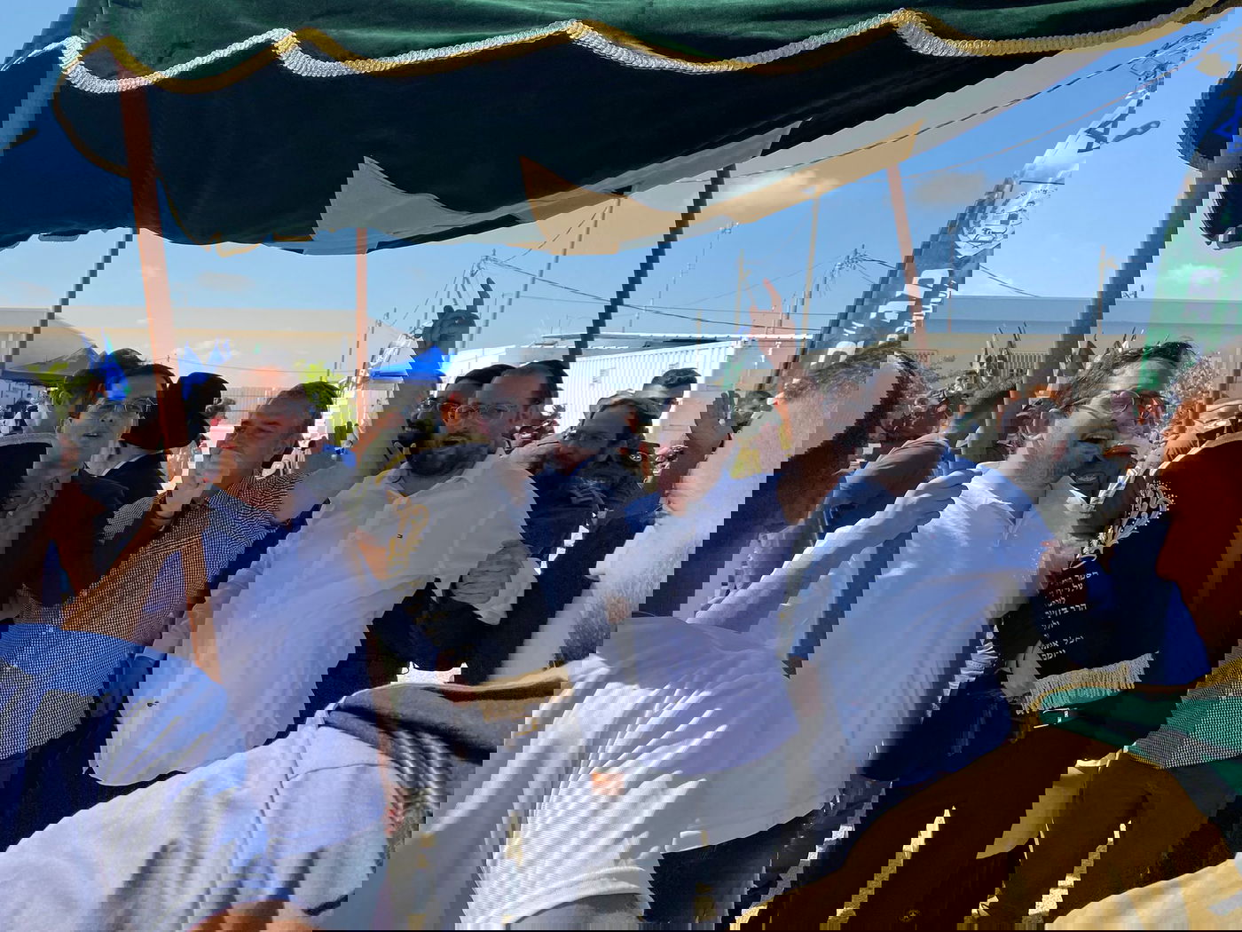 בבסיס המסווג: הכנסת ספר תורה לזכר מרן הגר"ח קנייבסקי זצ"ל