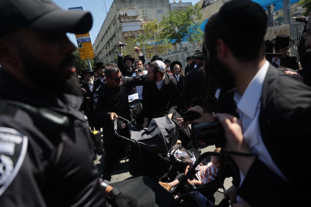 מפגינים חוסמים בעגלות את הכביש ומתעמתים עם שוטרים • צפו