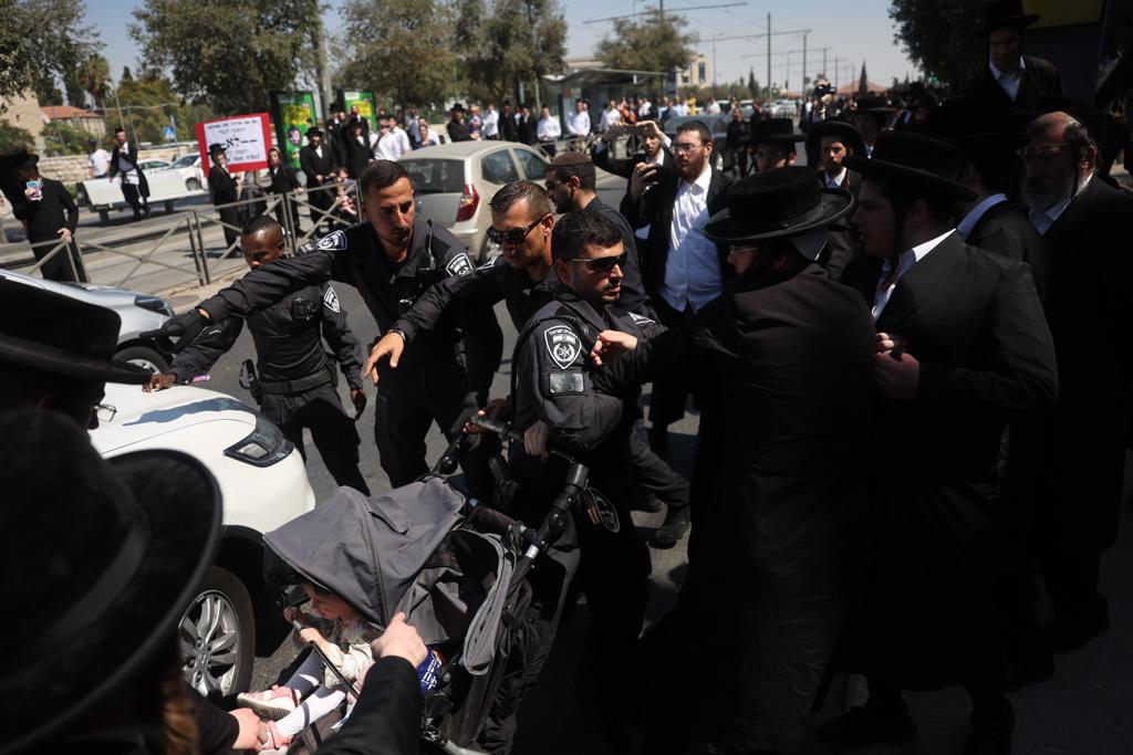 מפגינים חוסמים בעגלות את הכביש ומתעמתים עם שוטרים • צפו