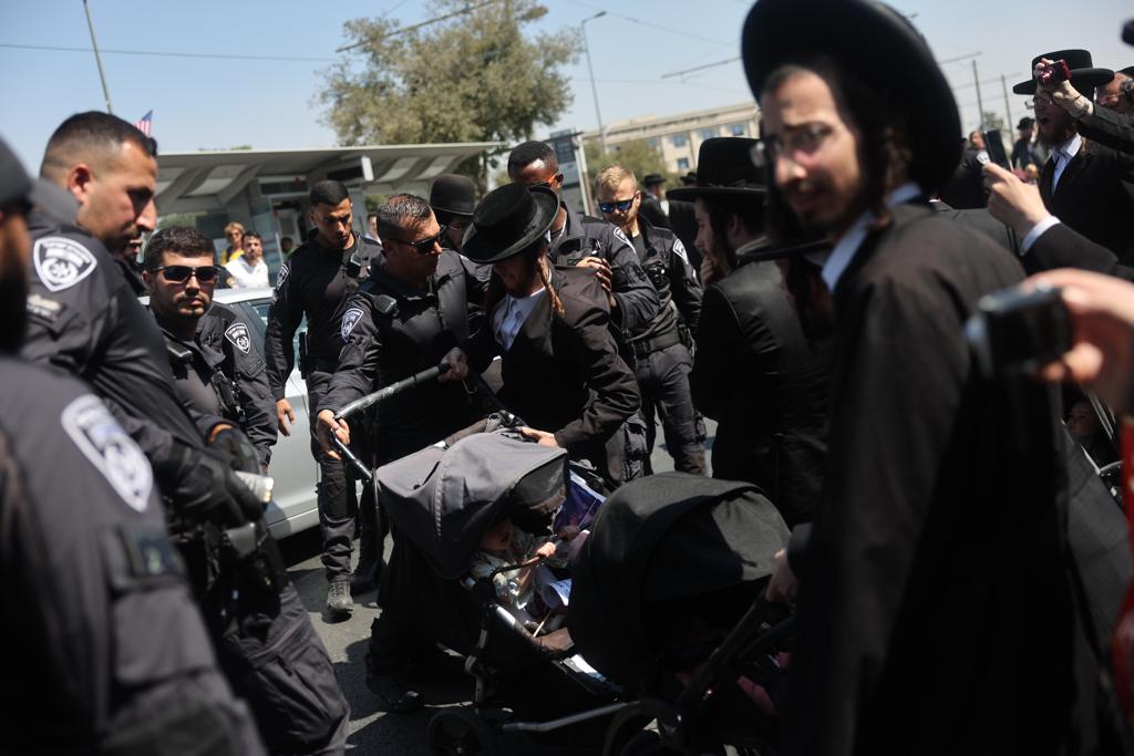 מפגינים חוסמים בעגלות את הכביש ומתעמתים עם שוטרים • צפו