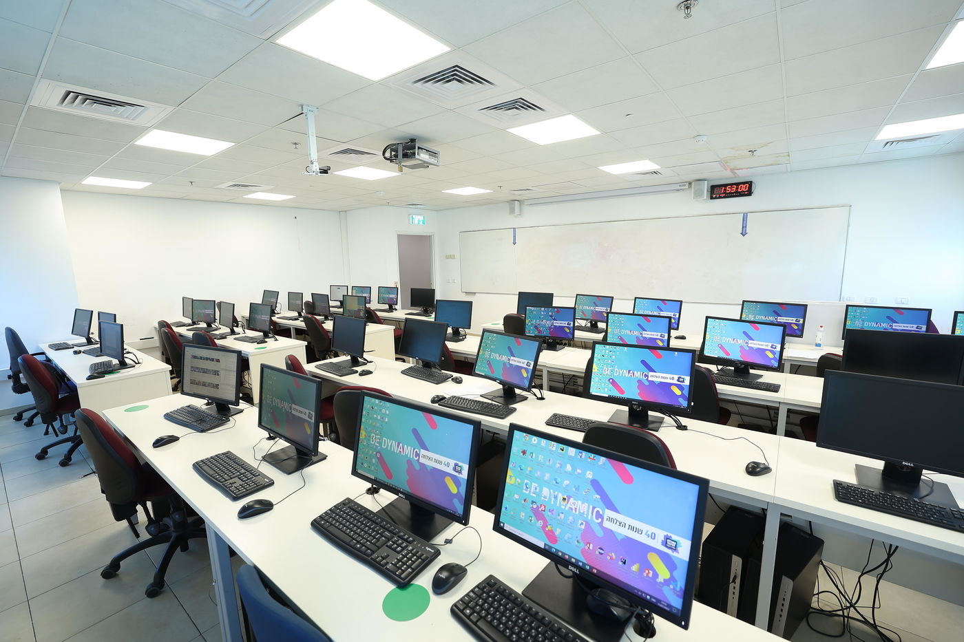 גולת הכותרת היא אפשרות ללמוד לתואר במקביל לעבודה הרגילה, לפרנסת המשפחה