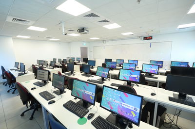 גולת הכותרת היא אפשרות ללמוד לתואר במקביל לעבודה הרגילה, לפרנסת המשפחה