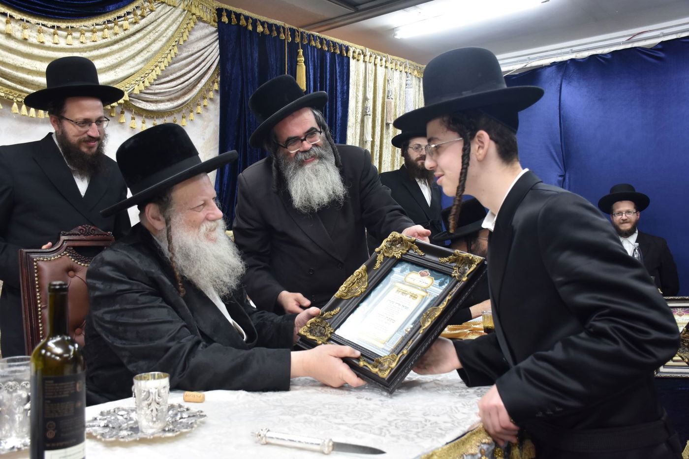 הרבי חילק תעודות: מעמד כבוד התורה במודז'יץ