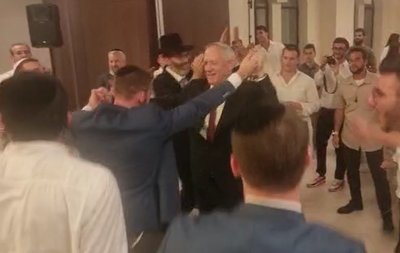 הריקוד של בני גנץ באירוסי בתה של עומר ינקלביץ • צפו