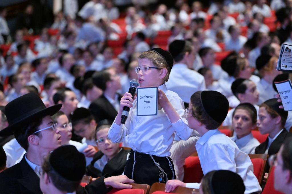 במעמד מיוחד: ילדי גור באשדוד נבחנו על מאות דפי גמרא