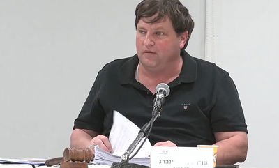 רמי גרינברג בישיבת המועצה האחרונה