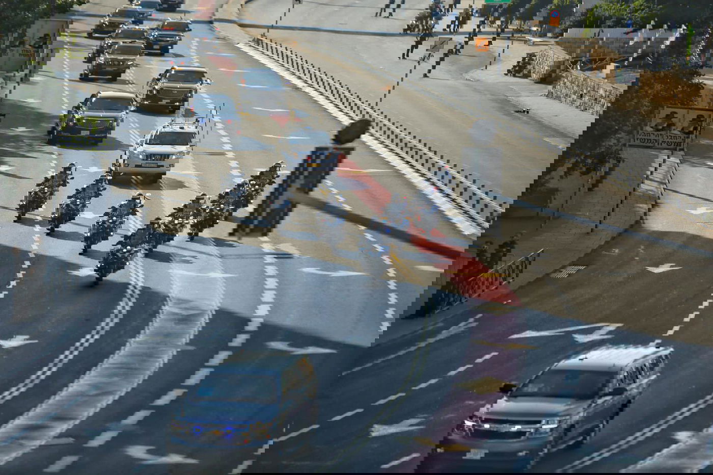 מטאטים את הדרך. האופנועים בראש השיירה של הנשיא ביידן בביקורו השבוע