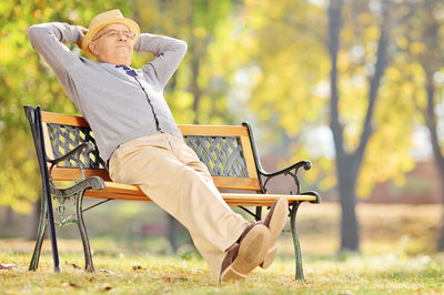 זקנים יותר שמחים או יותר כועסים?