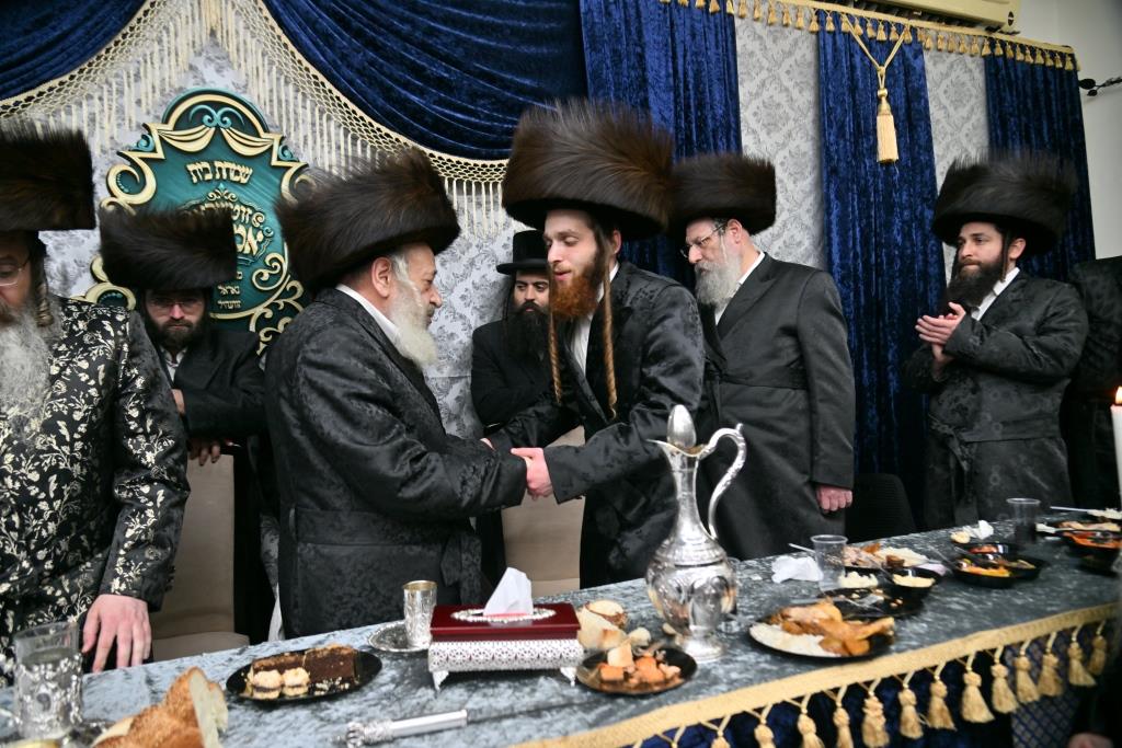 בחורי הישיבה חגגו שבע ברכות לבן האדמו"ר