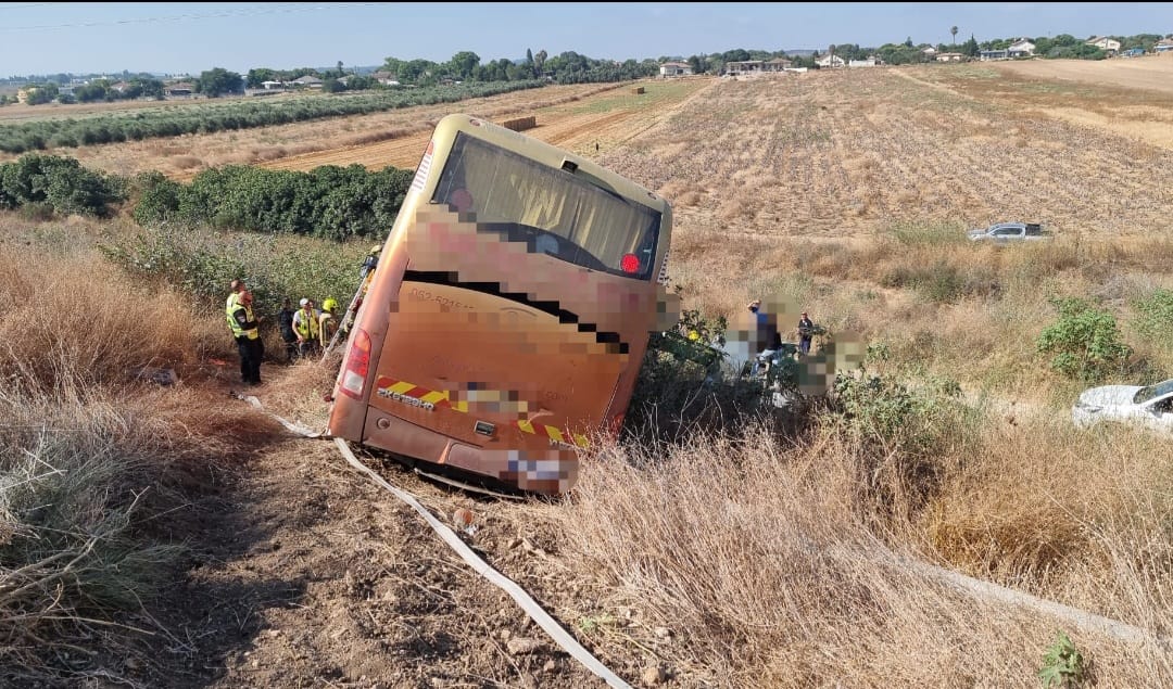 אוטובוס הדרדר בשדה, 38 נוסעים חולצו, 15 פצועים קל