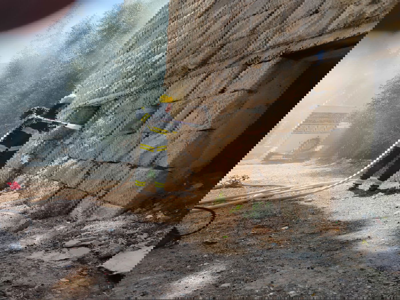 כך הלוחמים כיבו שריפה במבנה נטוש • צפו